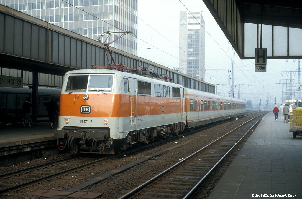 http://www.eisenbahnhobby.de/Essen/206-19_111171_EssenHbf_1982-06-25_S.jpg
