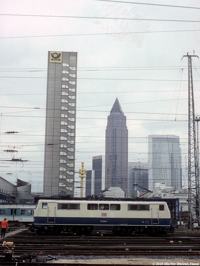 http://www.eisenbahnhobby.de/Frankfurt/296-18_111094_Frankfurt-M-Hbf_1996-09-18_S.jpg