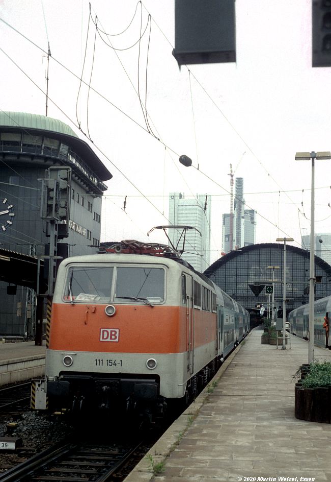 http://www.eisenbahnhobby.de/Frankfurt/296-22_111154_Frankfurt-M-Hbf_1996-09-18_S.jpg