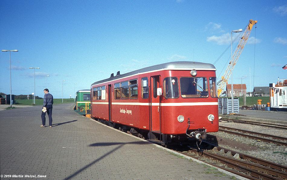 http://www.eisenbahnhobby.de/Langeoog/257-26_VT1_Langeoog-Hafen_3-10-89_S.JPG