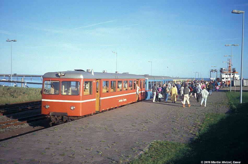 http://www.eisenbahnhobby.de/Langeoog/257-36_VT3_Langeoog-Hafen_3-10-89_S.JPG